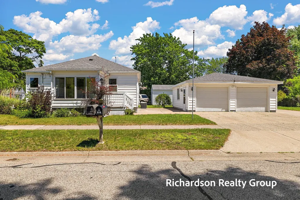 1702 Waverly Avenue Grand Haven City MI 49417