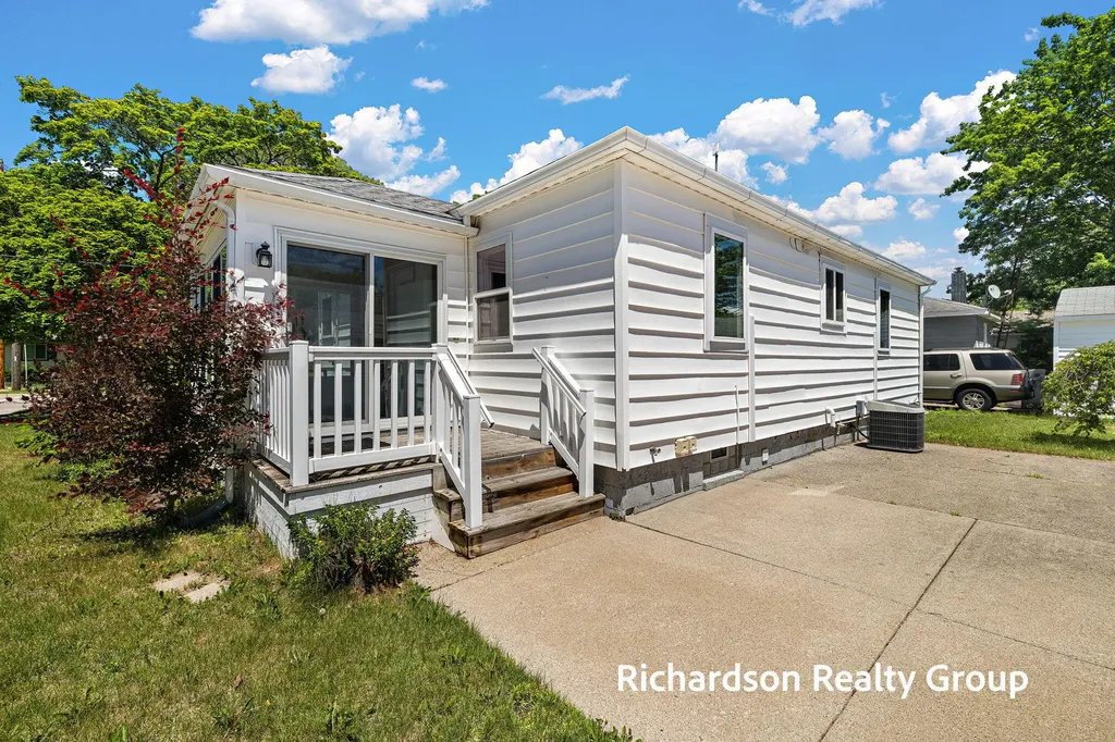 1702 Waverly Avenue Grand Haven City MI 49417