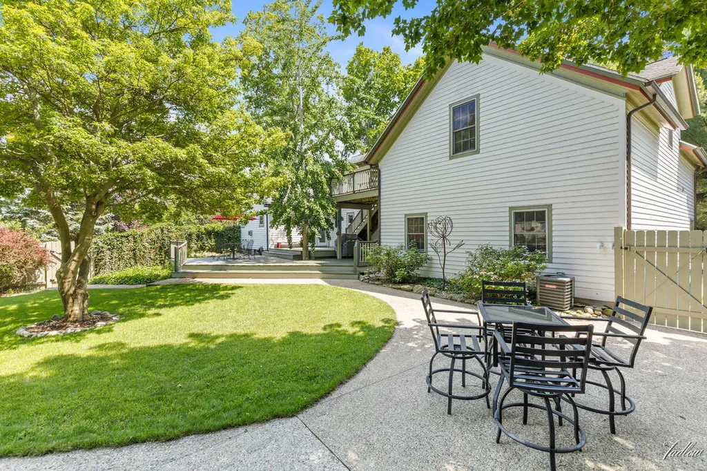 34 S Spring Street Unknown City MI 49406