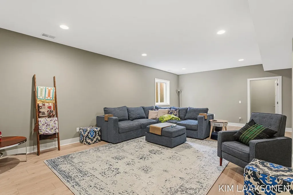349 Parkside Lane Unknown City MI 49406