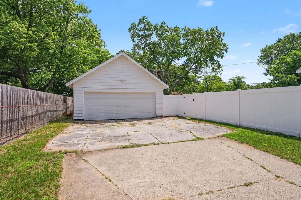 2226 Blodgett Street Muskegon City MI 49441