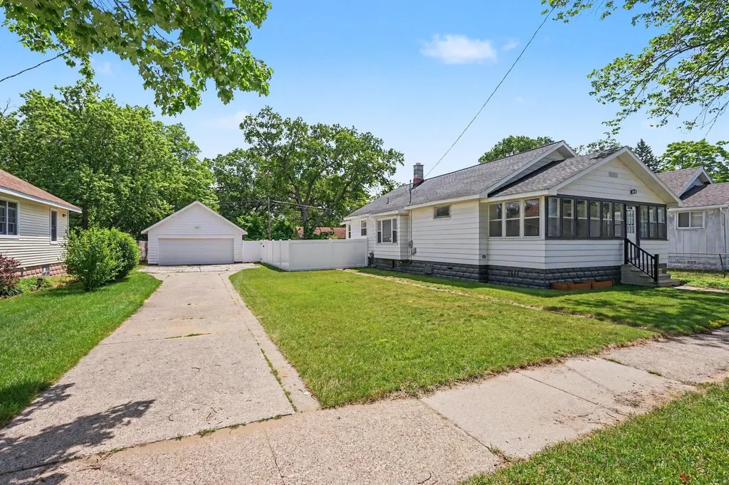 2226 Blodgett Street Muskegon City MI 49441