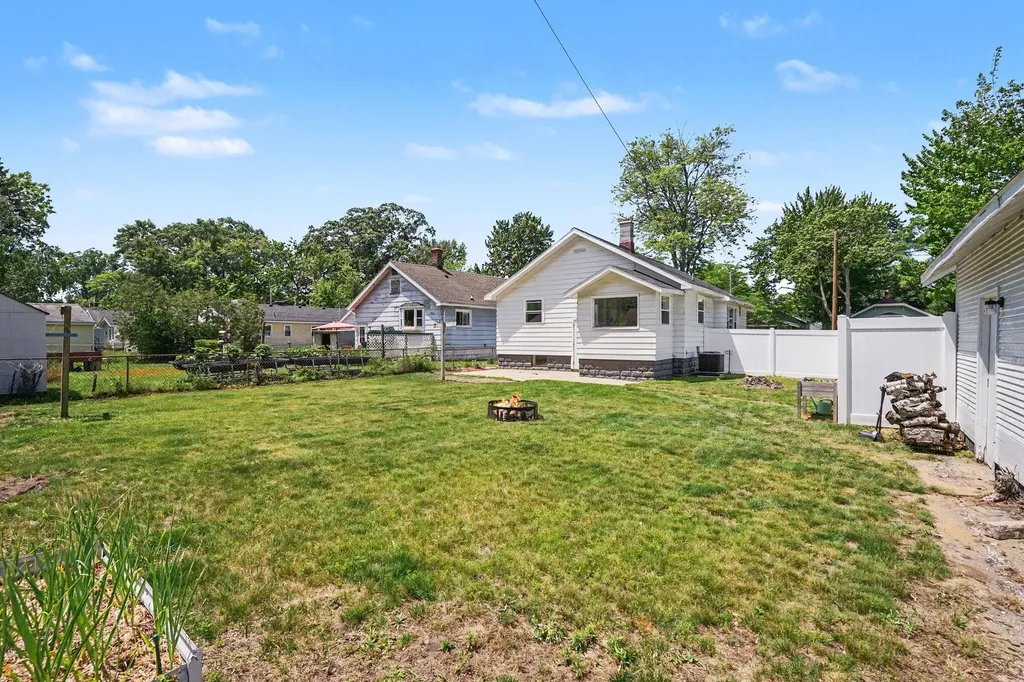 2226 Blodgett Street Muskegon City MI 49441