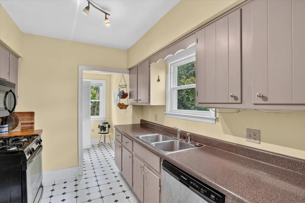 814 N Fairview Avenue Lansing City MI 48912