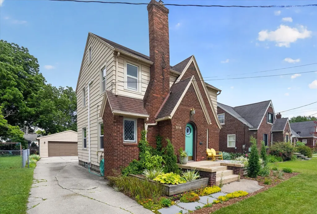 814 N Fairview Avenue Lansing City MI 48912