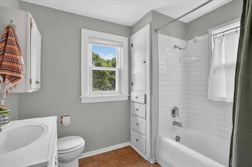 814 N Fairview Avenue Lansing City MI 48912
