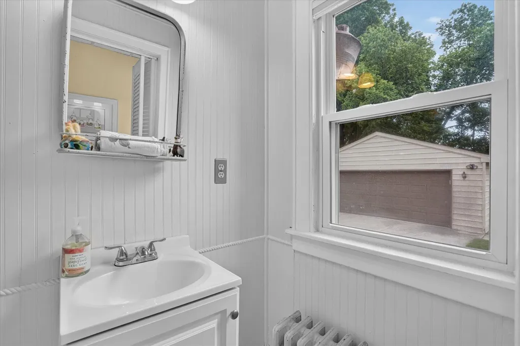 814 N Fairview Avenue Lansing City MI 48912