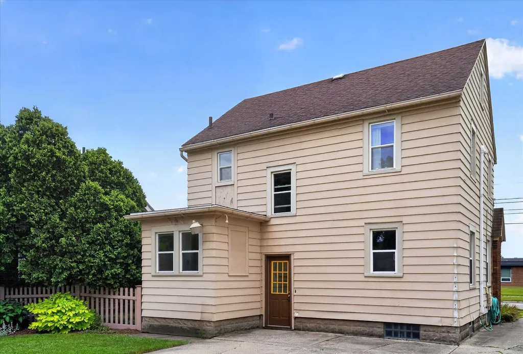 814 N Fairview Avenue Lansing City MI 48912
