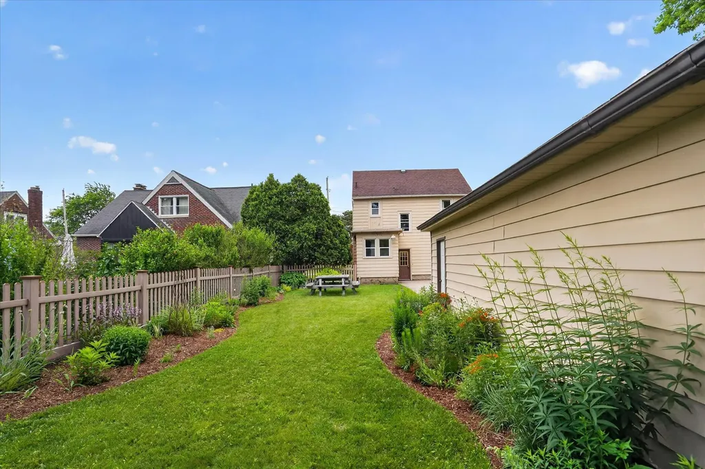 814 N Fairview Avenue Lansing City MI 48912