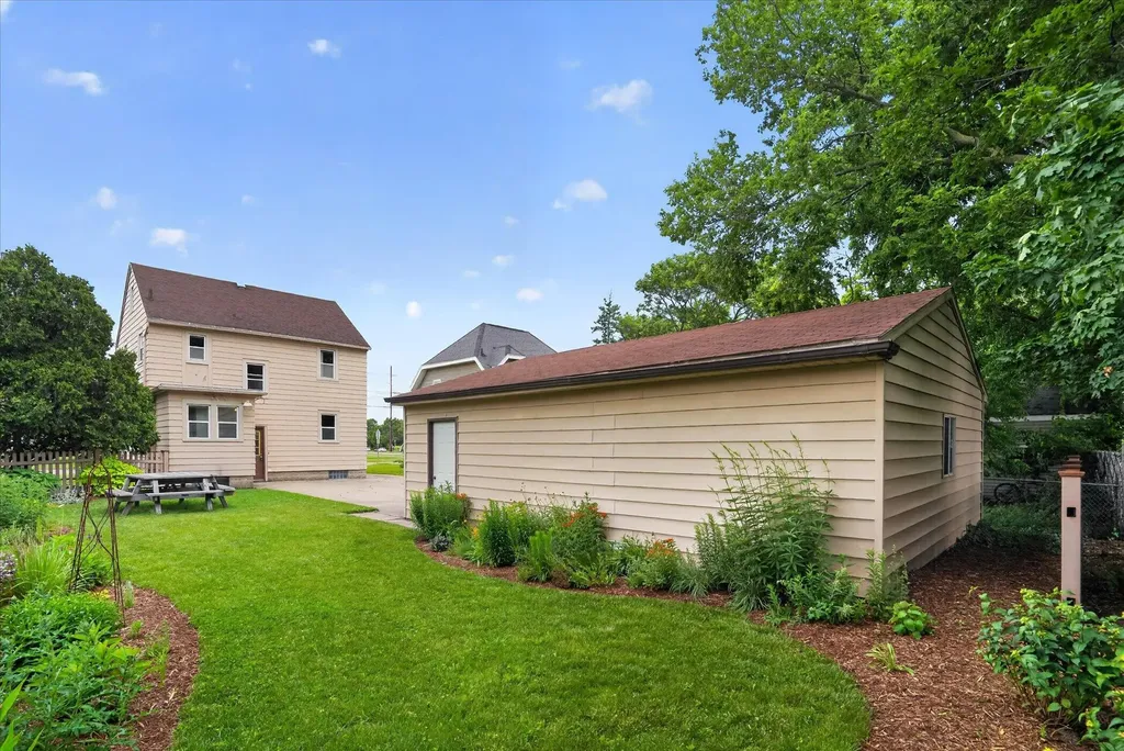 814 N Fairview Avenue Lansing City MI 48912