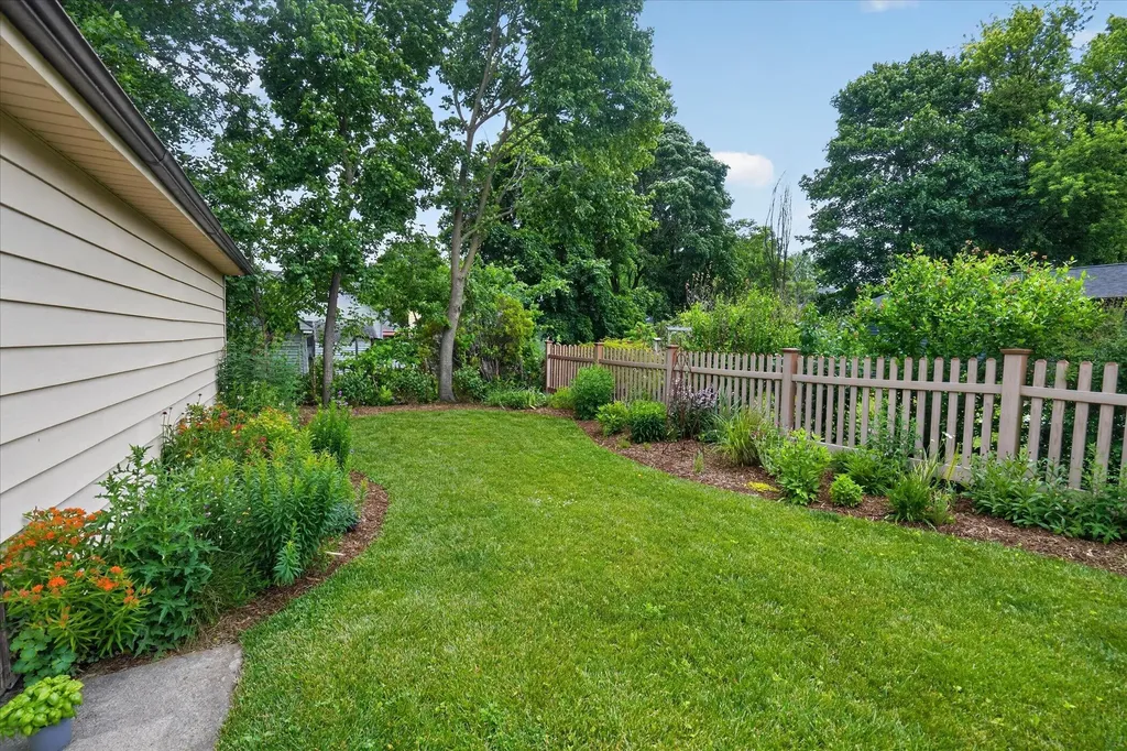 814 N Fairview Avenue Lansing City MI 48912