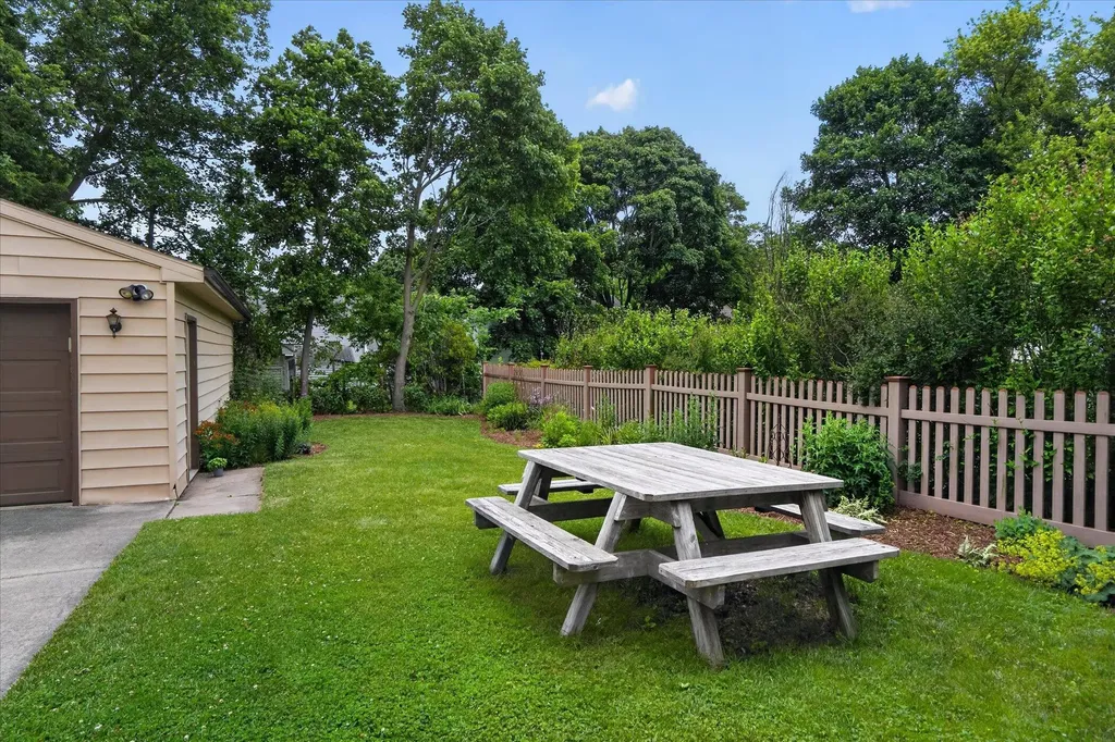 814 N Fairview Avenue Lansing City MI 48912