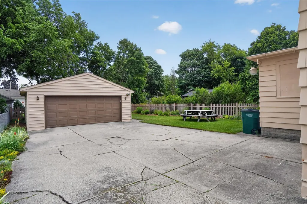 814 N Fairview Avenue Lansing City MI 48912