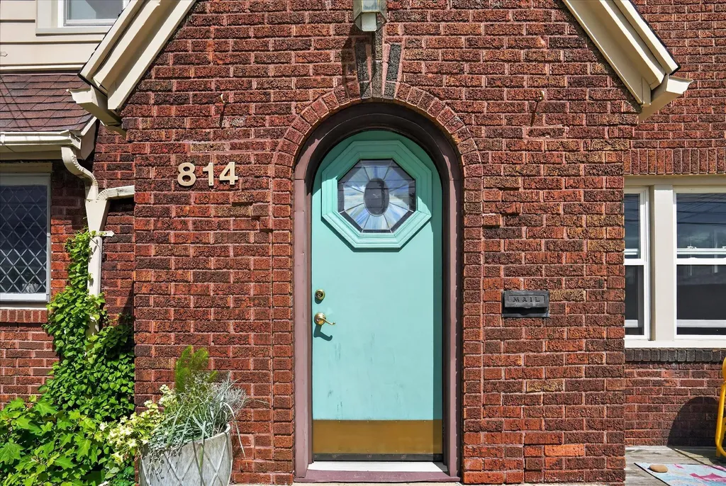 814 N Fairview Avenue Lansing City MI 48912