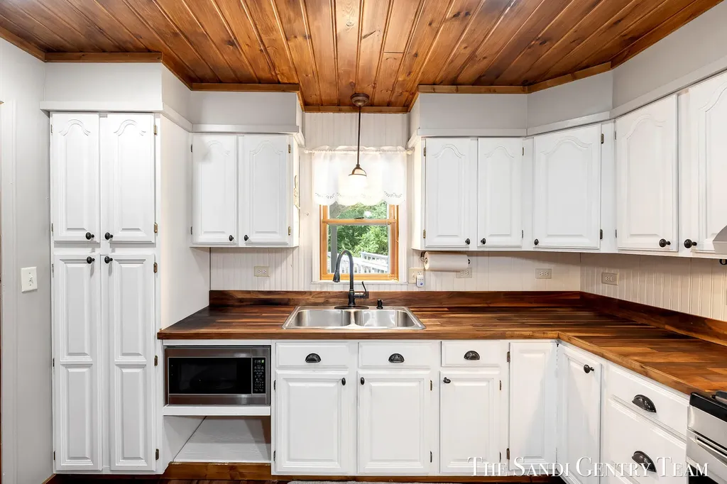 1360 E Bigelow Creek Trail Brooks Township MI 49337
