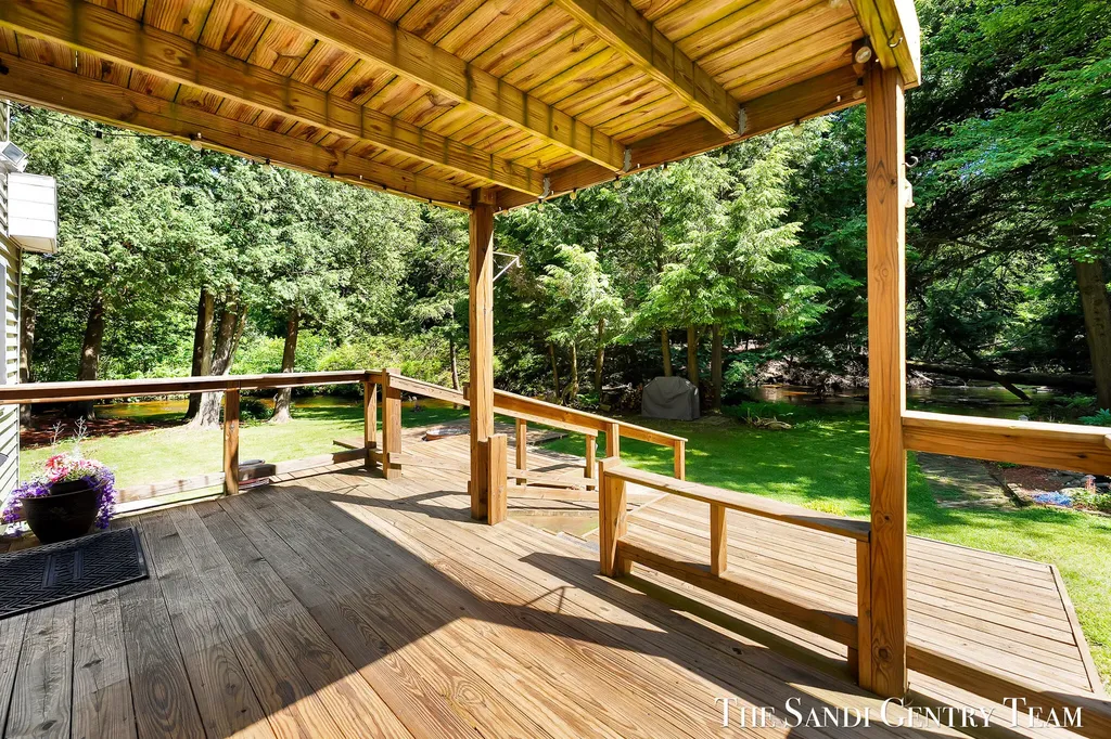 1360 E Bigelow Creek Trail Brooks Township MI 49337