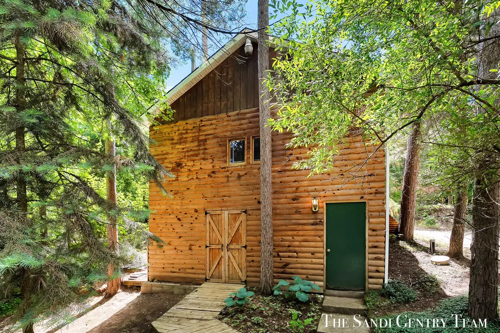 1360 E Bigelow Creek Trail Brooks Township MI 49337