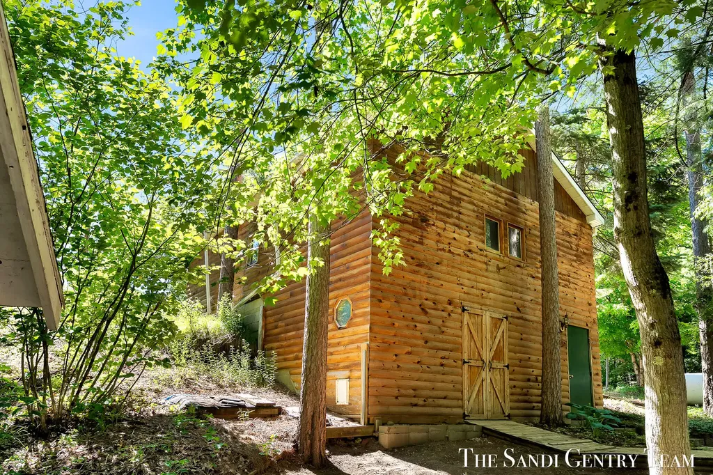 1360 E Bigelow Creek Trail Brooks Township MI 49337