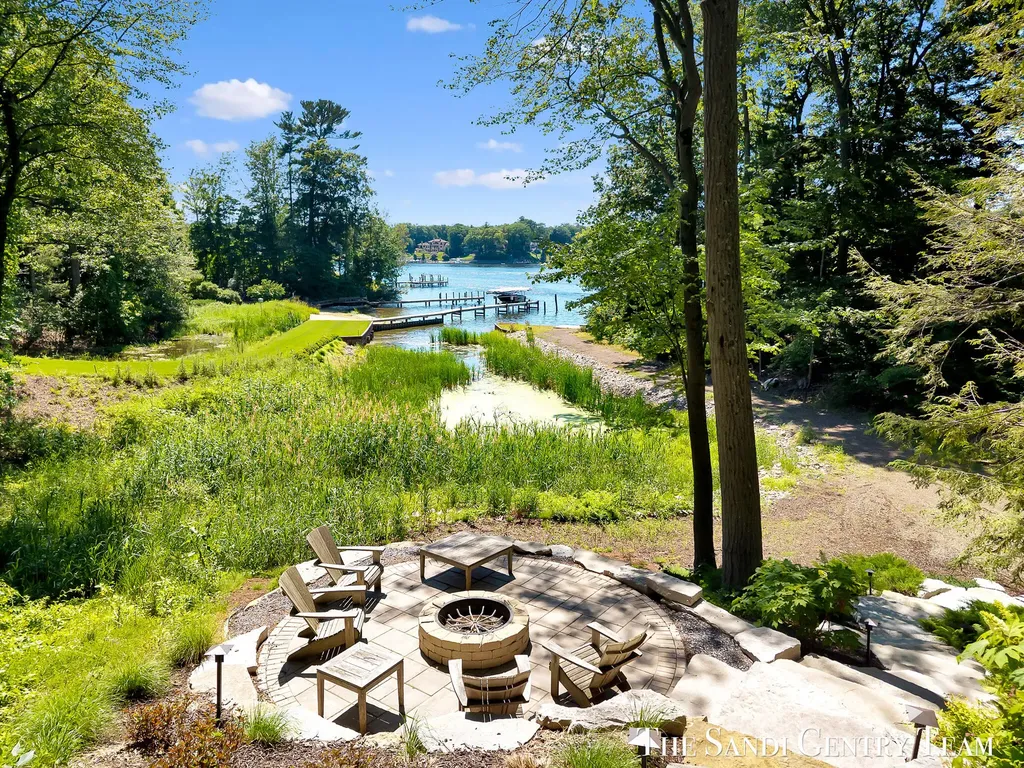 18131 N Fruitport Road Spring Lake Township MI 49456