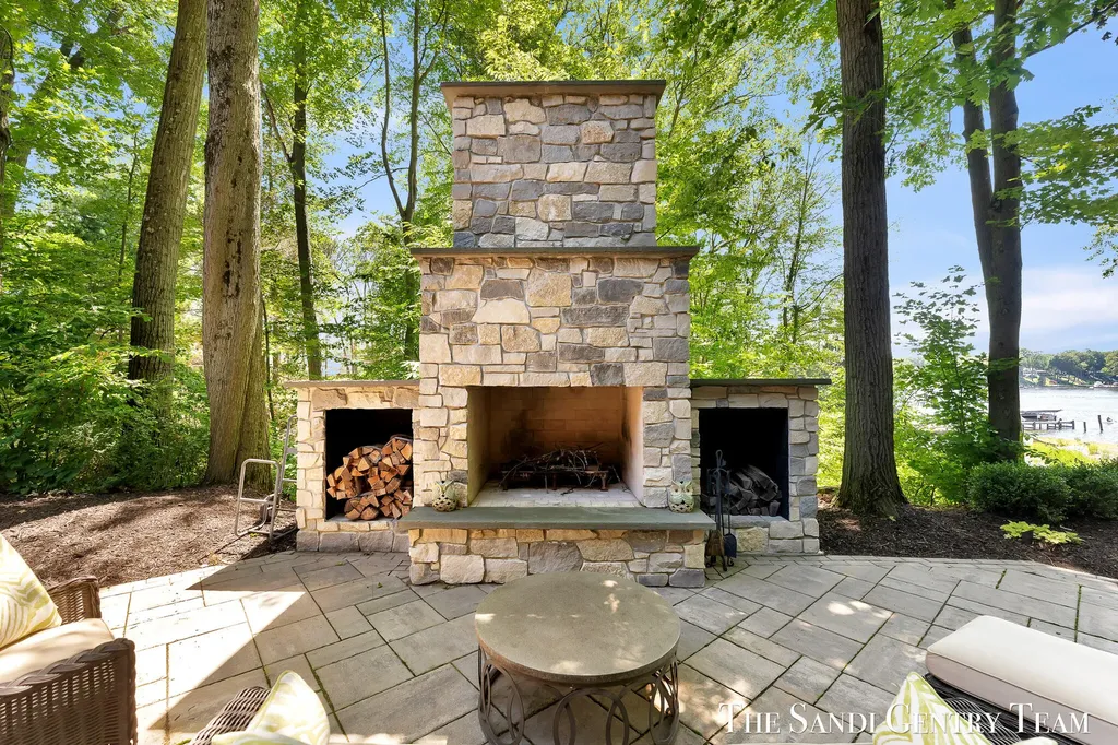 18131 N Fruitport Road Spring Lake Township MI 49456