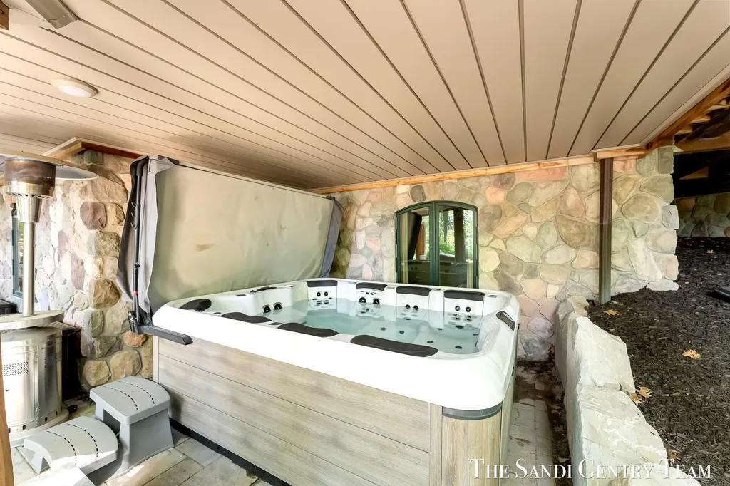 18131 N Fruitport Road Spring Lake Township MI 49456