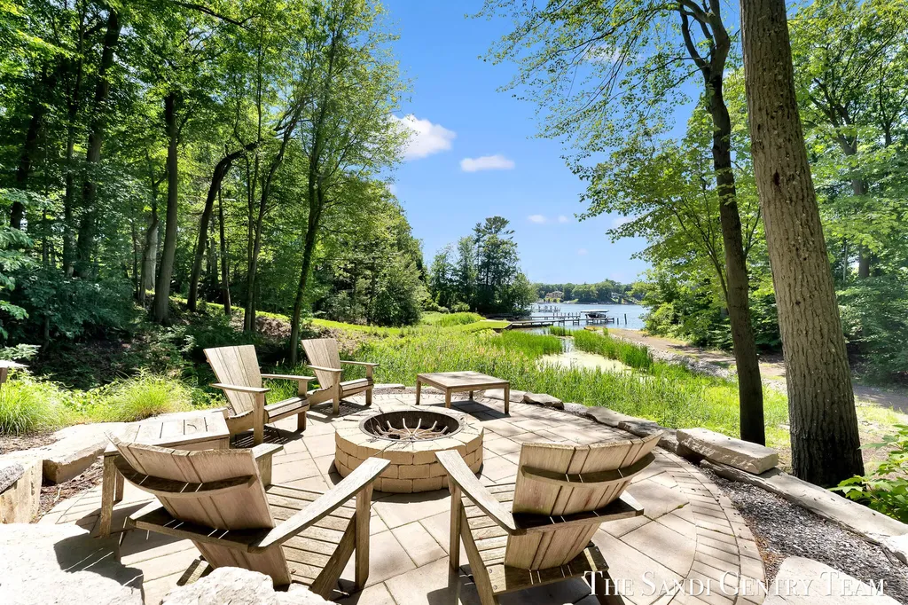 18131 N Fruitport Road Spring Lake Township MI 49456