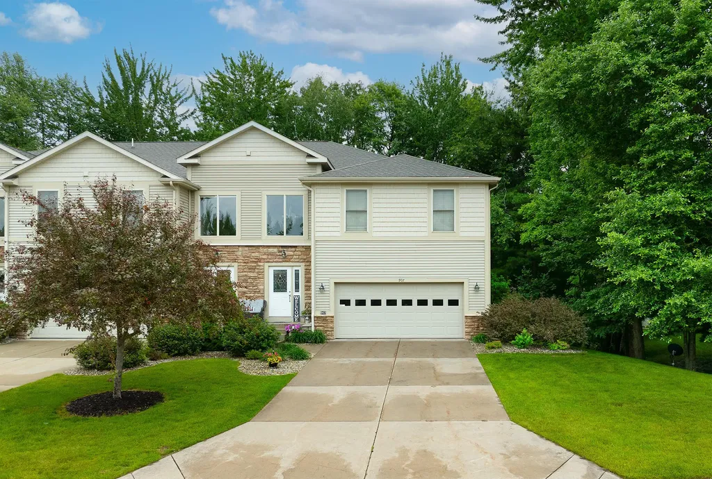 907 N Sandalwood Circle Norton Shores City MI 49441