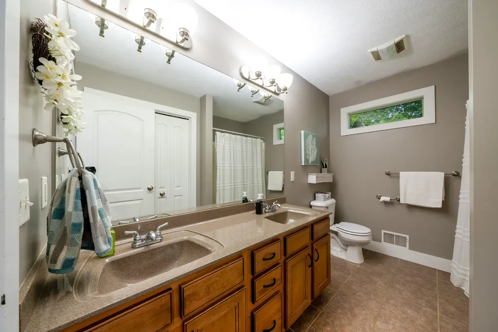 907 N Sandalwood Circle Norton Shores City MI 49441
