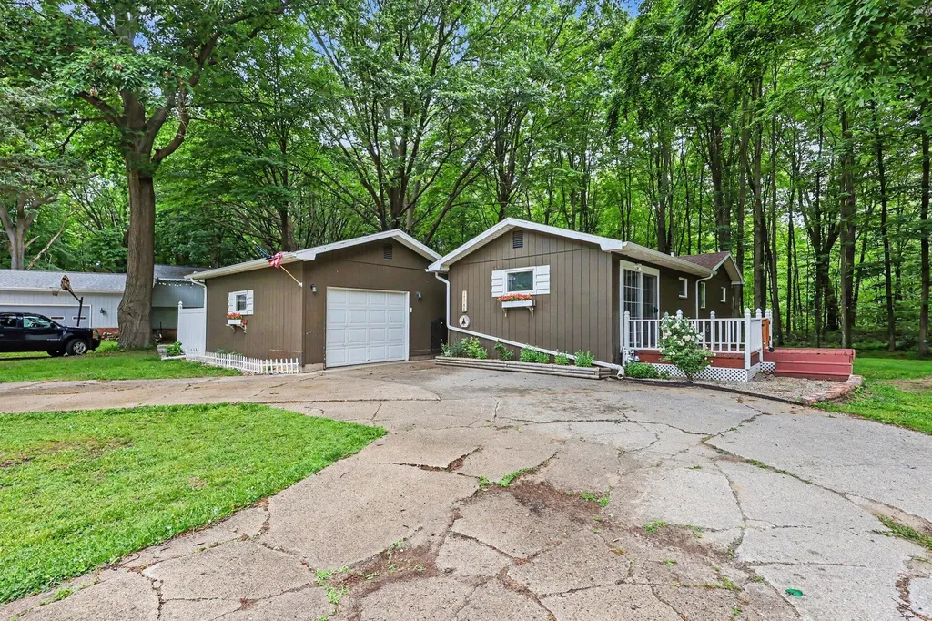 17700 Thornapple Drive Ferrysburg City MI 49456