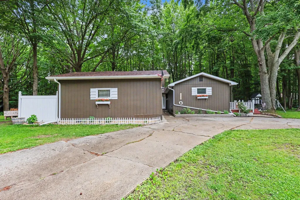 17700 Thornapple Drive Ferrysburg City MI 49456