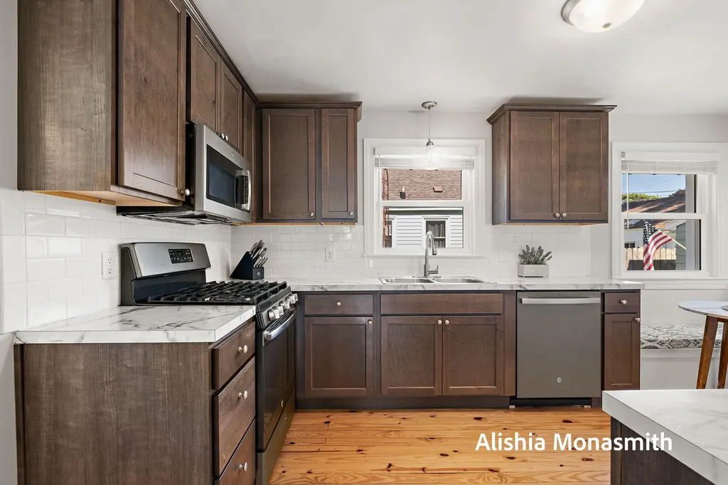 938 Colfax Avenue Grand Haven City MI 49417
