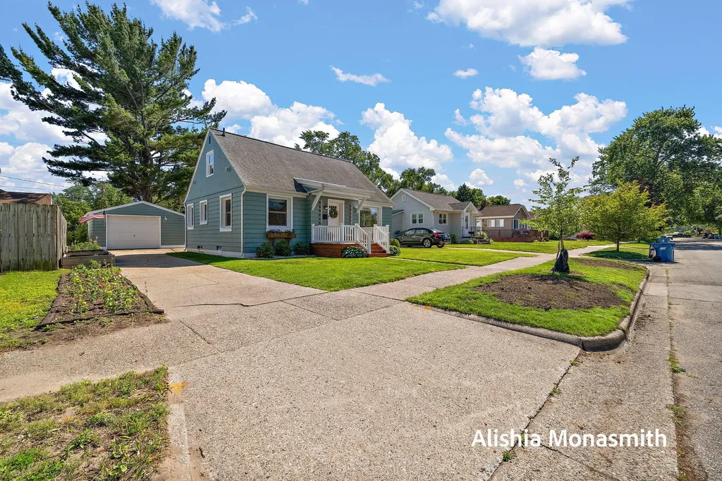 938 Colfax Avenue Grand Haven City MI 49417