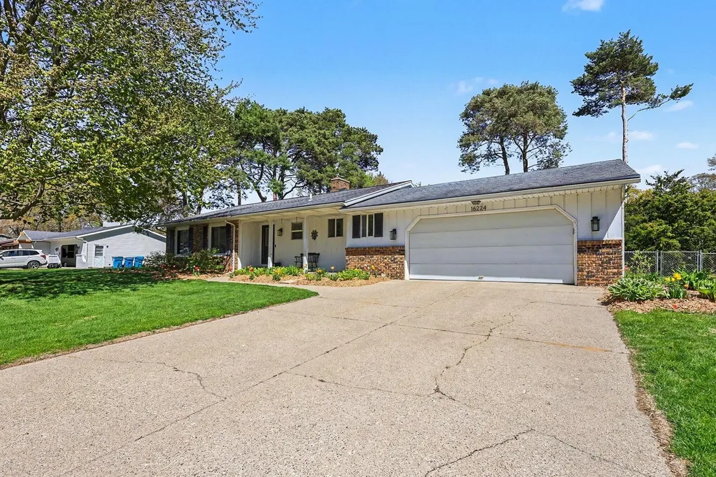 16224 Pinewood Avenue Spring Lake Township MI 49456