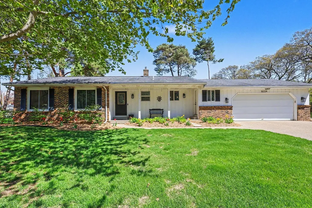 16224 Pinewood Avenue Spring Lake Township MI 49456