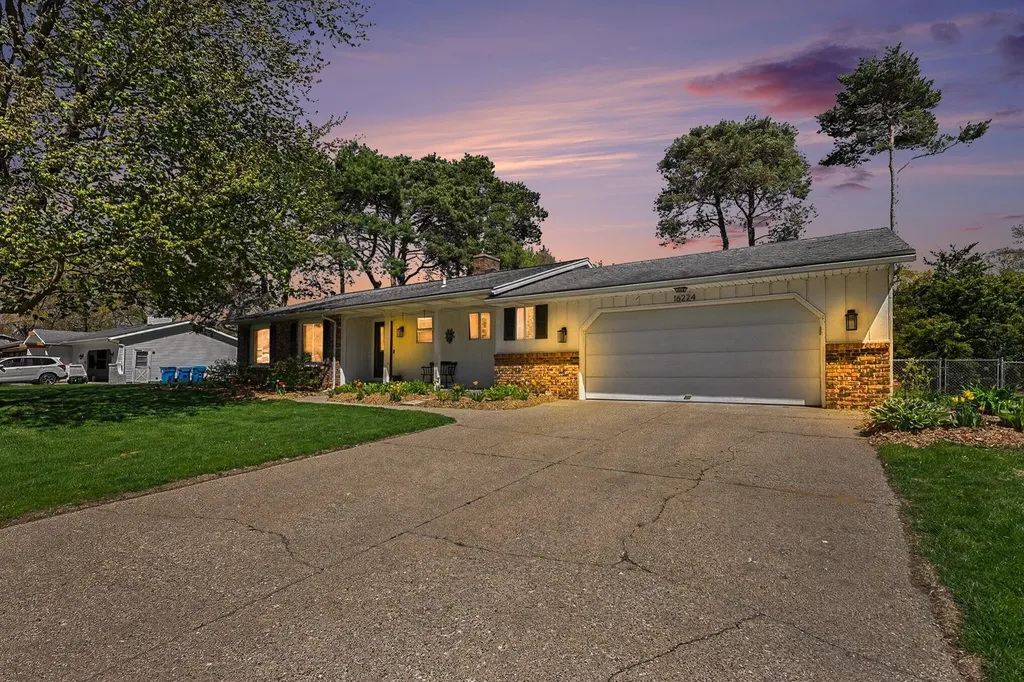 16224 Pinewood Avenue Spring Lake Township MI 49456