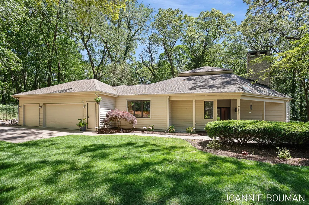 792 Pine Bay Avenue Park Township MI 49424