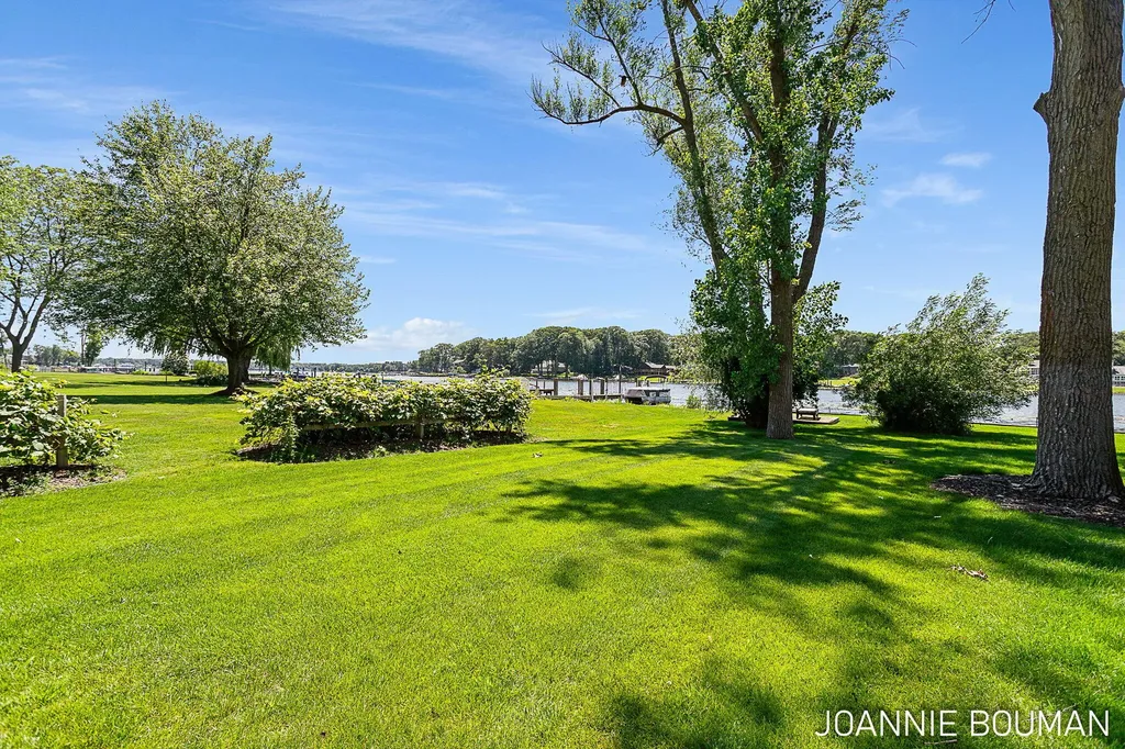 792 Pine Bay Avenue Park Township MI 49424