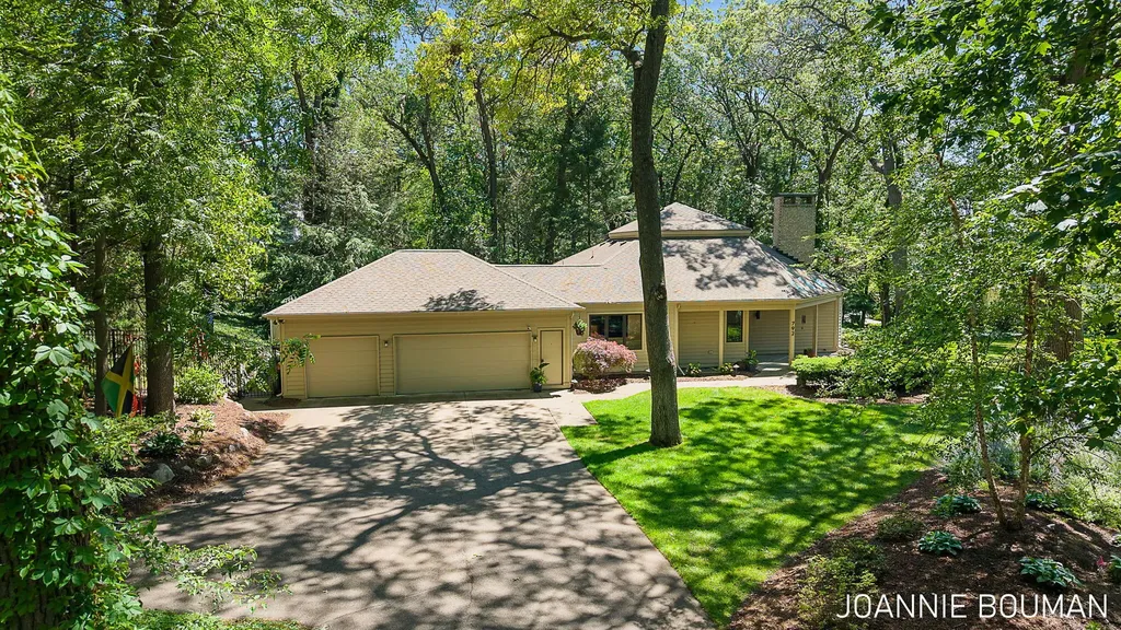 792 Pine Bay Avenue Park Township MI 49424