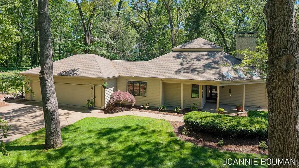 792 Pine Bay Avenue Park Township MI 49424
