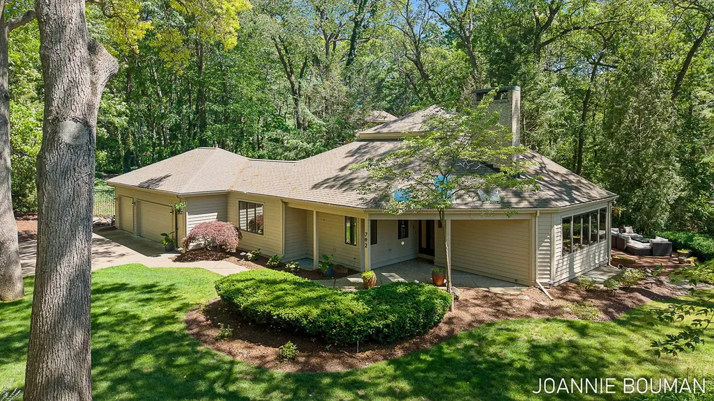 792 Pine Bay Avenue Park Township MI 49424