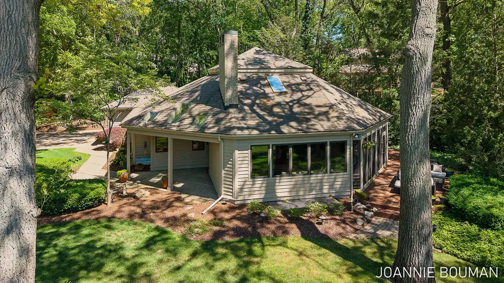 792 Pine Bay Avenue Park Township MI 49424