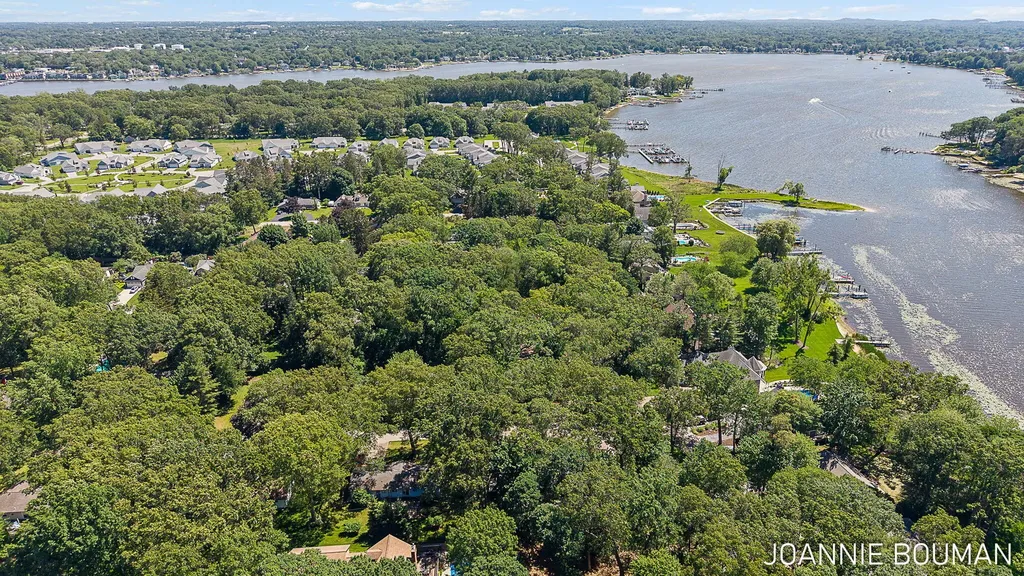 792 Pine Bay Avenue Park Township MI 49424