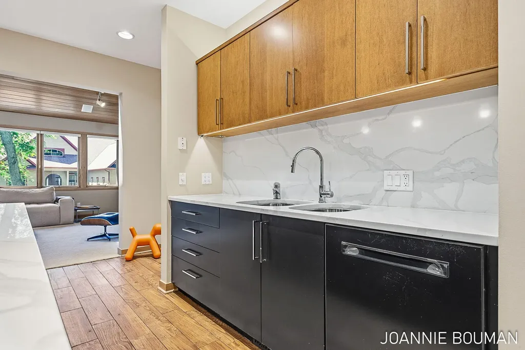 792 Pine Bay Avenue Park Township MI 49424