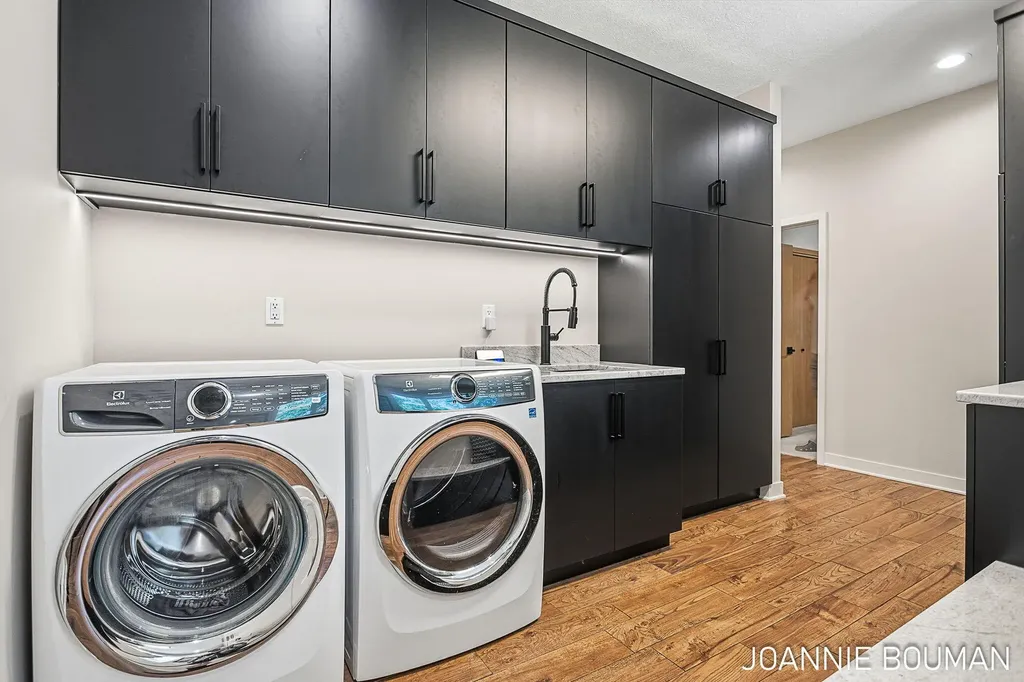 792 Pine Bay Avenue Park Township MI 49424