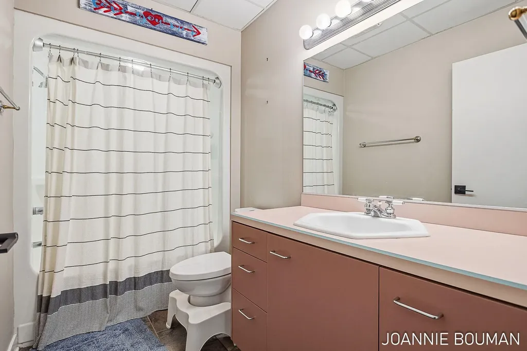 792 Pine Bay Avenue Park Township MI 49424