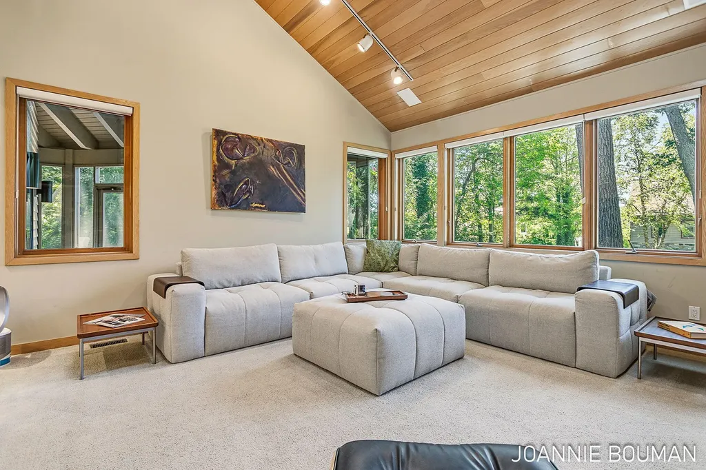 792 Pine Bay Avenue Park Township MI 49424