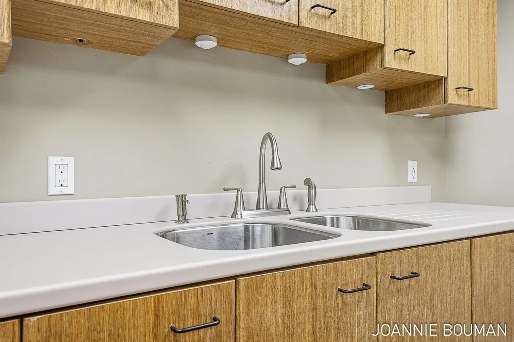 792 Pine Bay Avenue Park Township MI 49424