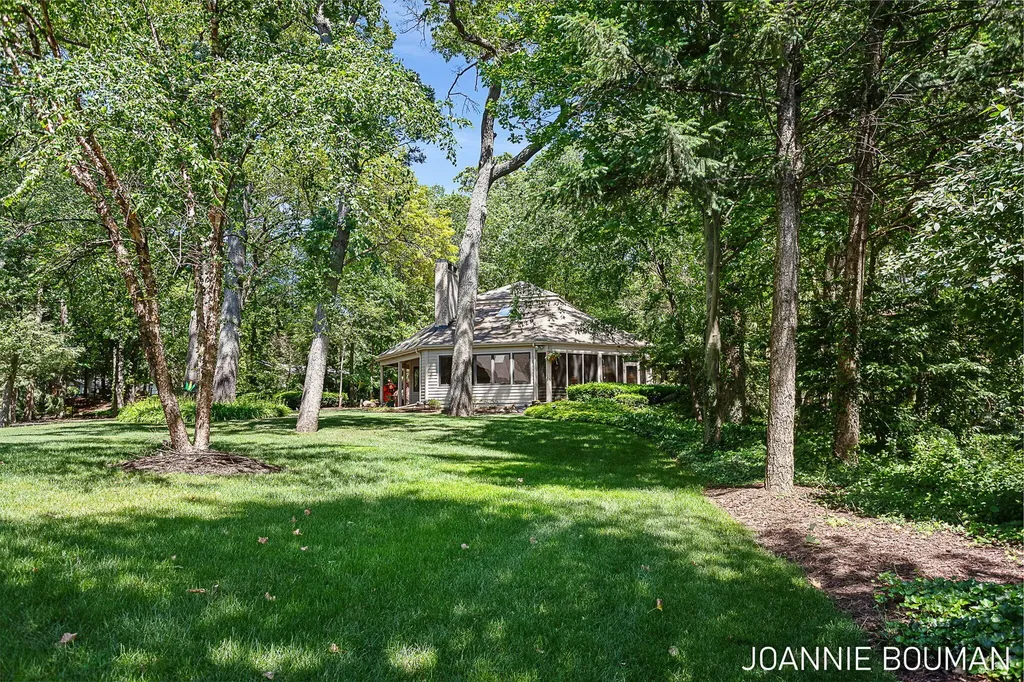 792 Pine Bay Avenue Park Township MI 49424