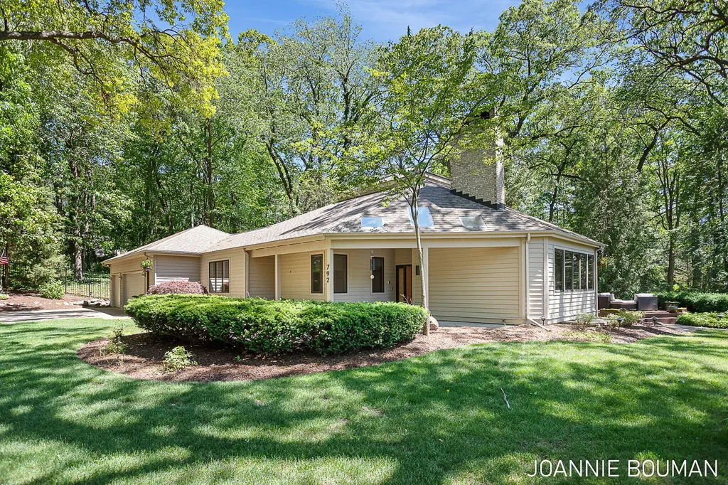 792 Pine Bay Avenue Park Township MI 49424