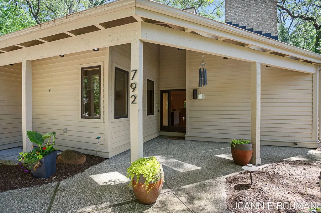 792 Pine Bay Avenue Park Township MI 49424